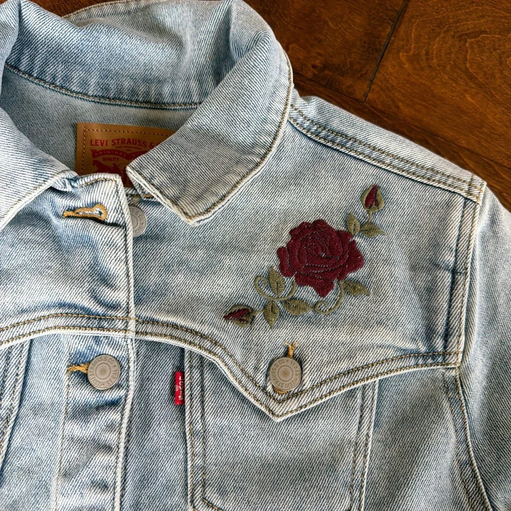 Levis Girls Light Wash Denim Trucker Jacket Rose Floral Embroidery Size M 10-12
